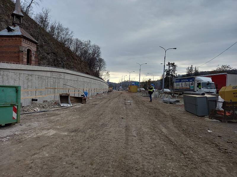 Stavba druhé části velkého městského okruhu v brněnské Žabovřeské ulici má za sebou první rok.