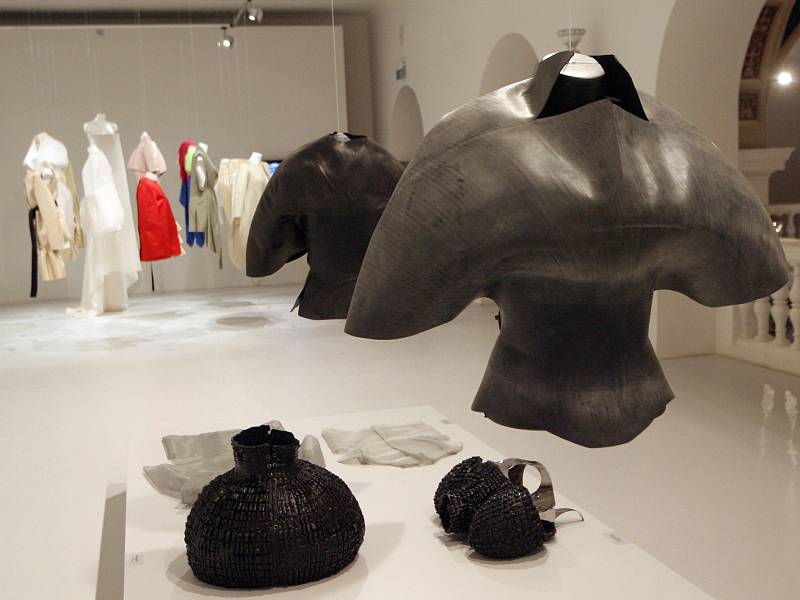 Nová výstava Moravské galerie v Brně představuje rozličné pohledy současných módních designérů na oděvní siluety v 21. století. 