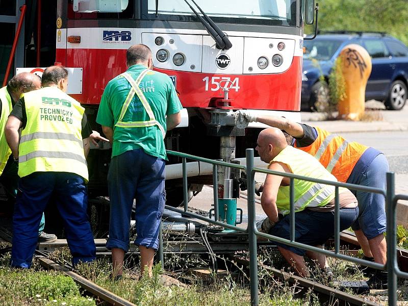 Vykolejená tramvaj u zastávky Branka v brněnské ulici Bystrcká.