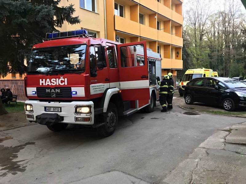 V Pohořelicích hořel jeden z bytů na náměstí Svobody. Dva lidé se nadýchali kouře, jeden z nich skončil s popáleninami.