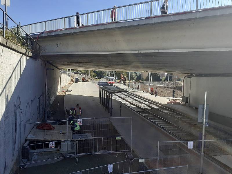 Přístřešek umístěný pod mostem na brněnské Osové tramvajové zastávce ve směru do Starého Lískovce už zmizel.