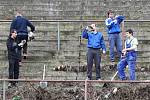 První dobrovolnická brigáda na fotbalovém stadionu za Lužánkami čistila tribuny. Sešla se na ní přibližně stovka lidí.