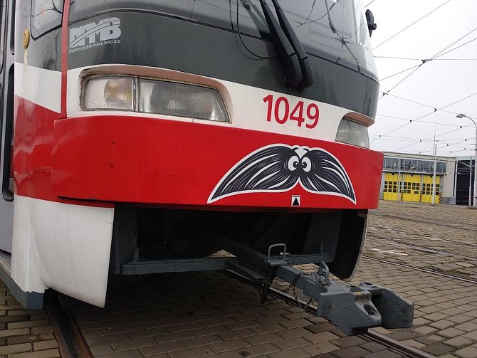 V rámci celosvětové kampaně Movember polepuje Dopravní podnik města Brna svoje tramvaje kníry.