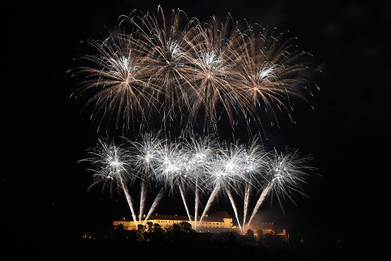 Závěrečný ohňostroj festivalu Ignis Brunensis z brněnského hradu Špilberk.