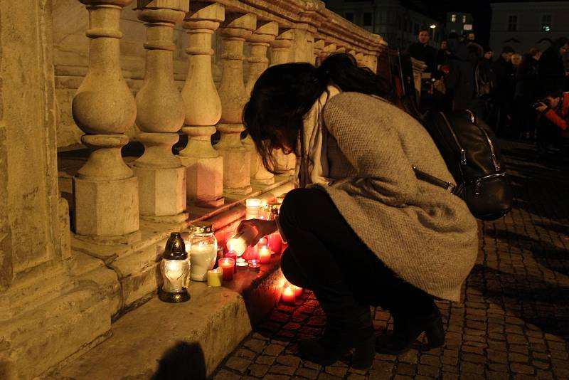 Na brněnském náměstí Svobody si lidé připomněli zapálením svíček Jana Palacha. Student se upálil přesně před půl stoletím.