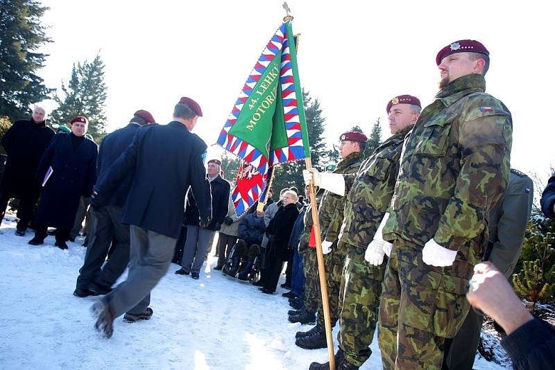 Výročí narození i úmrtí legendárního velitele parašutistického výsadku Wolfram z druhé světové války Josefa Otiska si v sobotu připomněli lidé na hřbitově v brněnské Líšni.