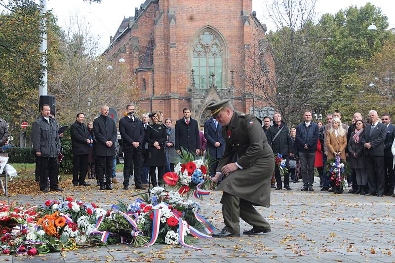 Položením věnců k soše prezidenta Masaryka si lidé v Brně připomněli vznik Československa.