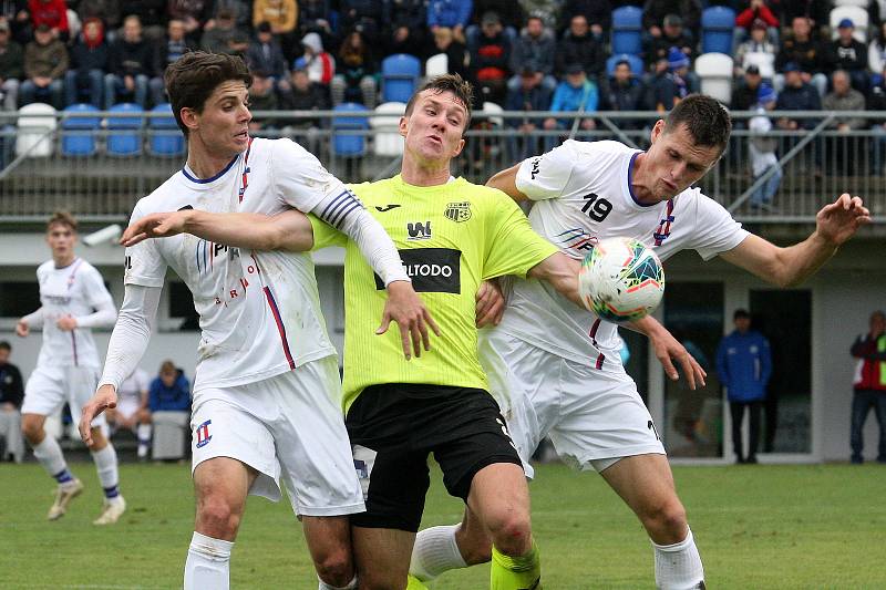 Rosice 05.10.2019 - domácí SK Líšeň v bílém (Jan Hlavica a Ondřej Bačo) proti FK Ústí nad Labem (Lukáš Matějka)