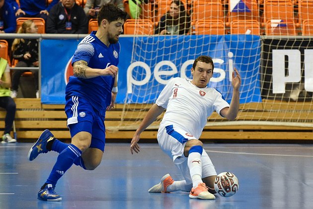 Futsalista zkolaboval při rozcvičce. Zápas mezi Helasem a Chrudimí byl odložen