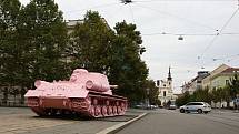 Růžový tank před brněnským takzvaným Červeným kostelem.