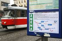 Lidé jsou nespokojení kvůli změnám v jízdních řádech mnoha linek v Brně.