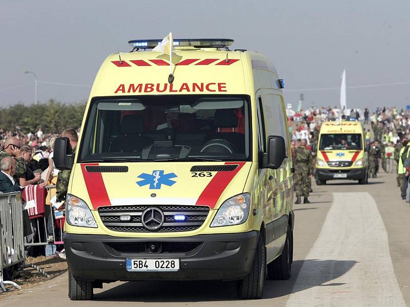 Ambulance odváží jednoho ze zkolabovaných poutníků.