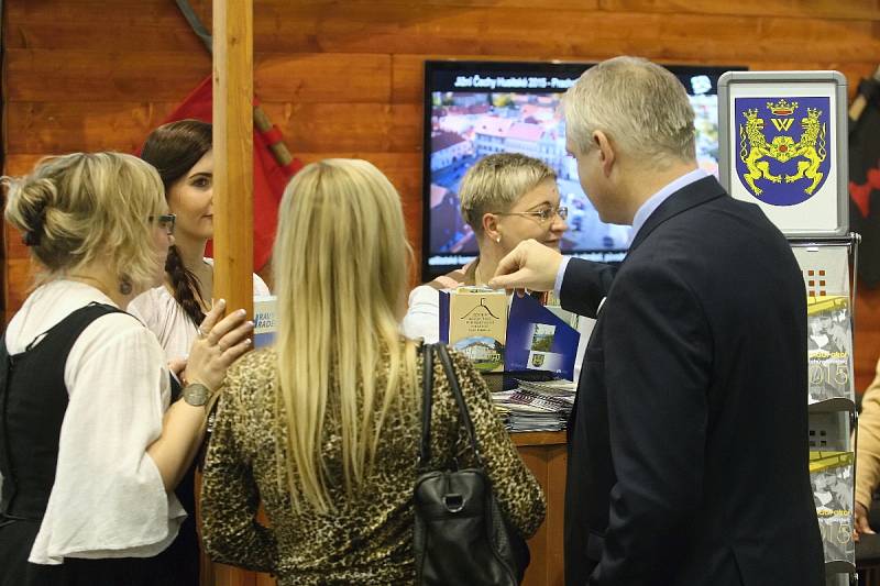  Až třicet tisíc návštěvníků letos očekávají organizátoři veletrhů Go a Regiontour na brněnském výstavišti. Akce ve čtvrtek zahájila pro odborníky, v pátek otevírá i pro ostatní návštěvníky.