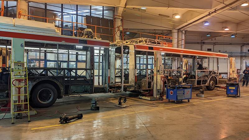 Trolejbus 22 Tr v budoucnu rozšíří sbírku retro vozidel brněnského dopravního podniku. Nyní je na zvedácích v komínské vozovně.