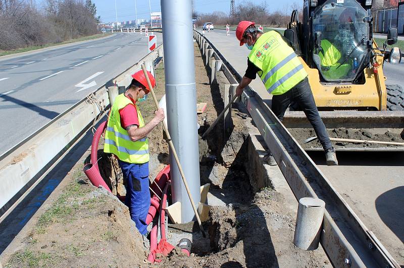 Usazování stožárů pro manipulační trolejbusovou trať v Jedovnické ulici v Brně, 31. března 2021.