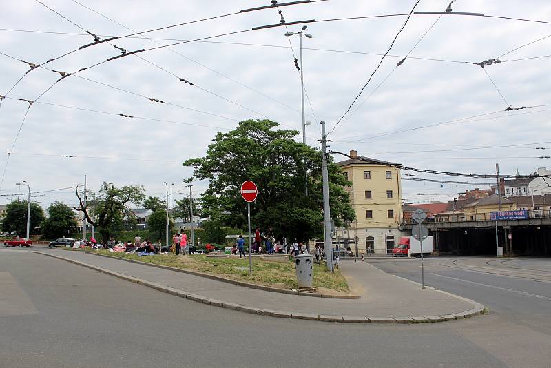 Od brněnského hlavního nádraží se romští uprchlíci zřejmě přesunou za autobusové stanoviště u hotelu Grand.