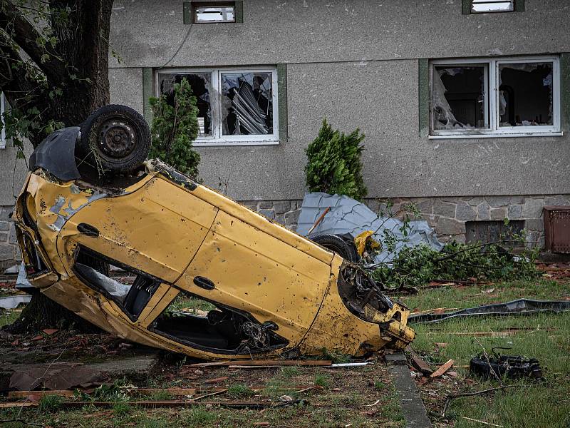 Poničené domy v Moravské Nové Vsi na Břeclavsku na snímku pořízeném děn po řádění tornáda.