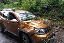 Dopravní nehoda kvůli bouřce v Olomučanech na Vyškovsku, vůz poškodila spadlá větev.