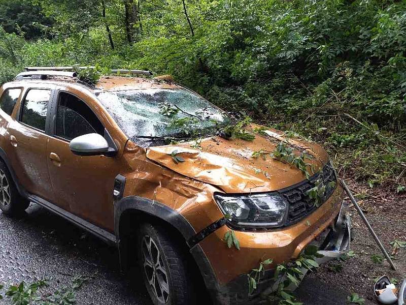 Dopravní nehoda kvůli bouřce v Olomučanech na Blanensku, vůz poškodila spadlá větev.