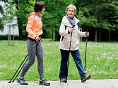 Instruktorka nordic walkingu Jaruška Morávková (v oranžovém) u Pavilonu Anthropos v brněnských Pisárkách. Brňané si tam vyzkoušeli chůzi s hůlkami. 
