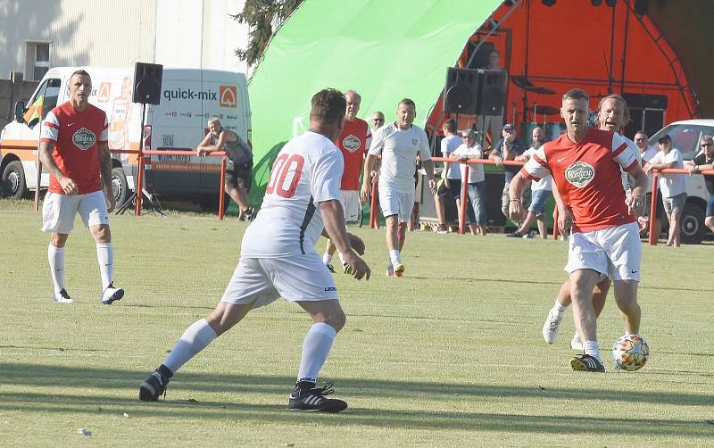 Hlavním tahákem oslav stého výročí založení pohořelického klubu byl zápas mezi bývalými hráči Pohořelic a staré gardy Zbrojovky Brno. Zahrály si i celebrity.