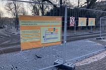 Vedení klubu před dvěma týdny doplnilo informativní značení na plotě poté, co si někteří lidé stěžovali na nedostatek informací ke stavbě.