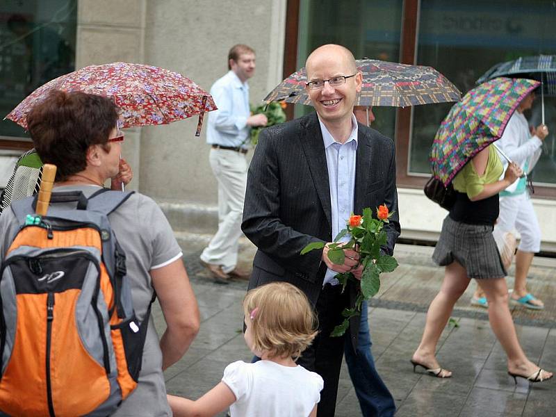 Jiří Parounek rozdával v Brně oranžové růže.