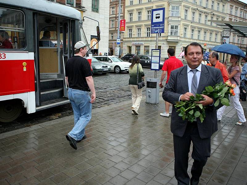 Jiří Parounek rozdával v Brně oranžové růže.