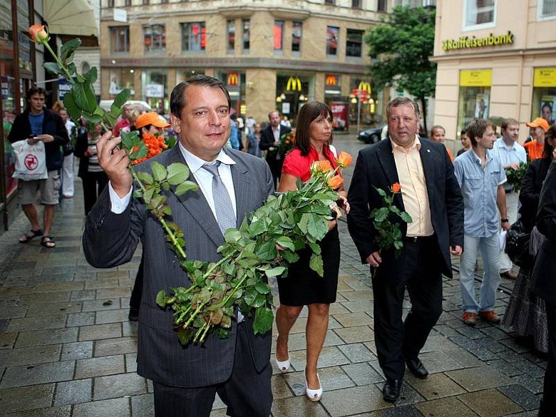 Jiří Parounek rozdával v Brně oranžové růže.