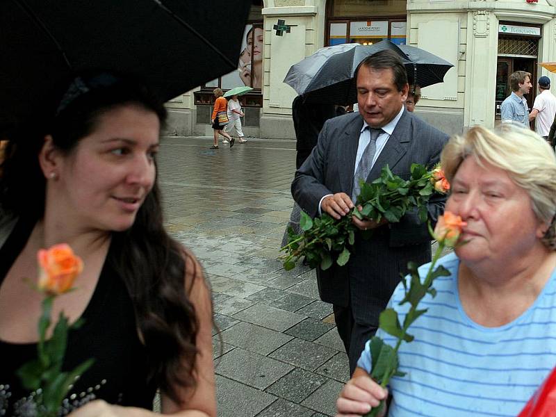 Jiří Parounek rozdával v Brně oranžové růže.