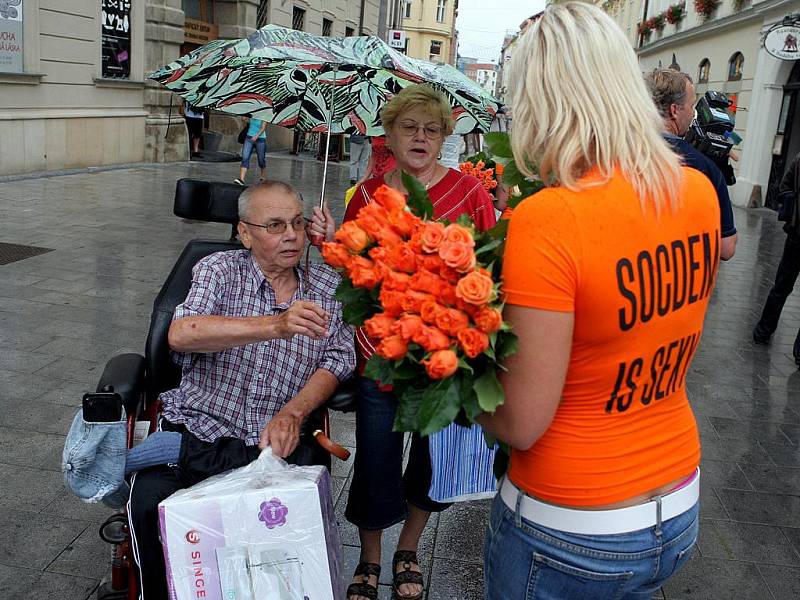 Jiří Parounek rozdával v Brně oranžové růže.