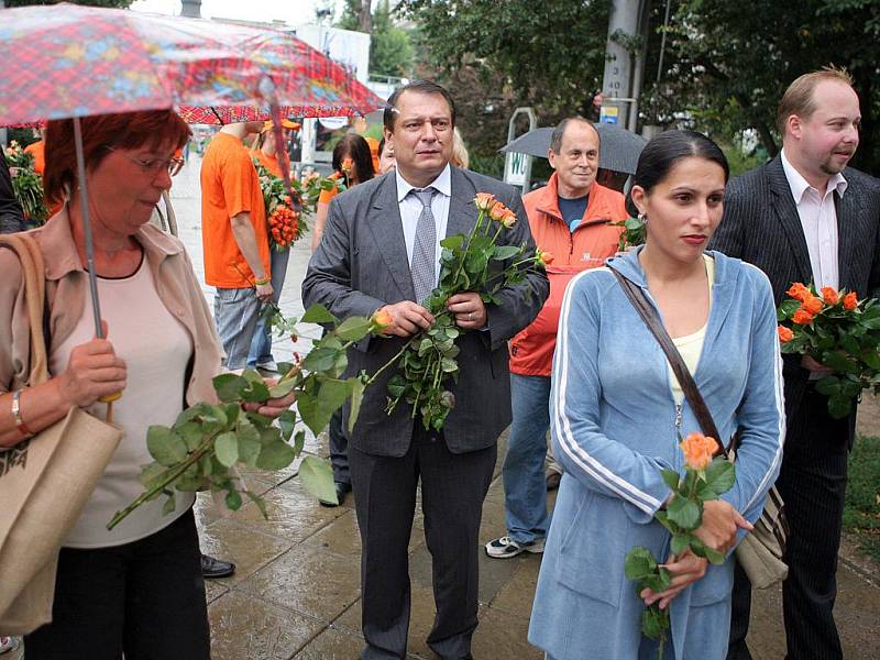 Jiří Parounek rozdával v Brně oranžové růže.