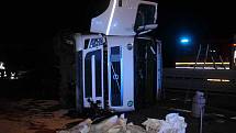 Těsně před sjezdem do Modřic tam po půlnoci v noci na dálnici havaroval kamion, který ji zablokoval.