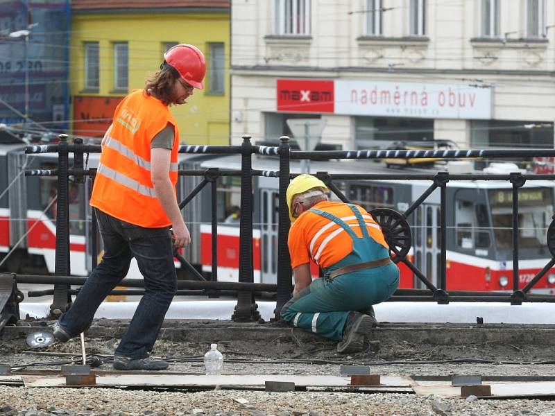 V Brně kvůli opravě viaduktu v Křenové ulici začala největší výluka v novodobé historii brněnského hlavního nádraží.