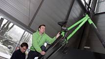Tvůrce obřího kola Tomáš Jelínek předvádí svůj výtvor na veletrhu Regiontour.
