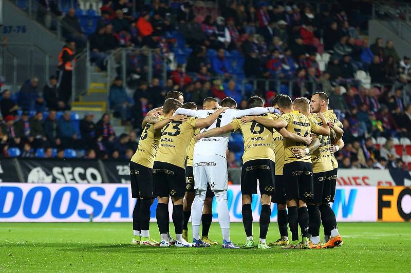 Brněnští fotbalisté (zlaté dresy) prohráli v Plzni 0:4.