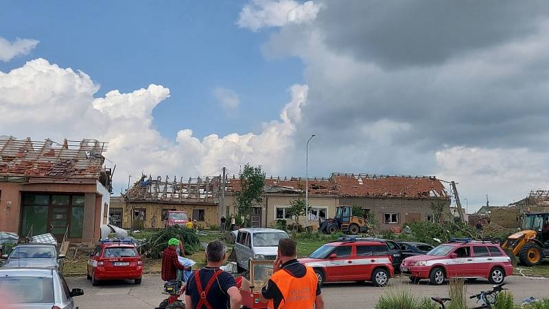 Desítky záchranářů zasahovaly po ničivém tornádu na Hodonínsku a Břeclavsku. Pomoct vyrazili i ti, kteří právě neměli službu. Neštěstí podobného rozsahu nepamatují.