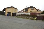 Dům ve Zbraslavi na Brněnsku, ve kterém se skrýval mladík se zbraněmi před policií.