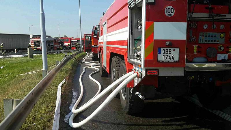 Na dálnici D1 na 196. kilometru ve směru na Prahu hořel kamion převážející pneumatiky, hasiči škodu odhadli na 2,2 milionu korun.