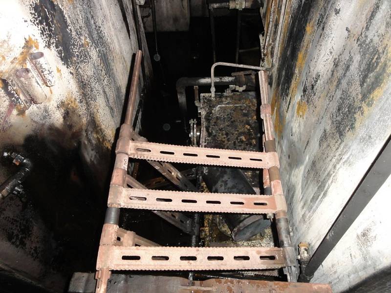 Při požáru na Černovické terase se zranili dva zaměstnanci.