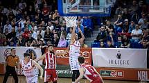 Brněnští basketbalisté (v bílém) oslavili postup do semifinále, když zdolali 4:3 na zápasy Pardubice.