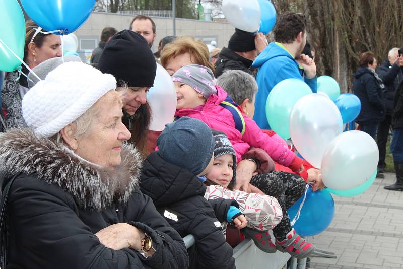 Na Brněnské přehradě v sobotu třináctého dubna zástupci brněnského dopravního podniku slavnostně zahájili 73. plavební sezonu. Přímo před zraky stovek lidí technici spustili na vodu loď Stuttgart.