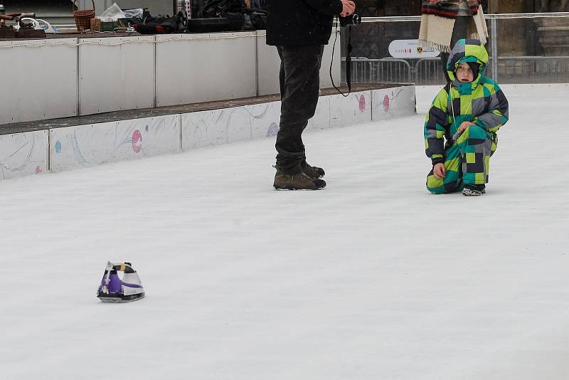Poslední únorový den se přišli lidé na lední plochu kluziště pod Joštem utkat v žehlingu. Po vzoru curlingu posílali po ledě žehličky.