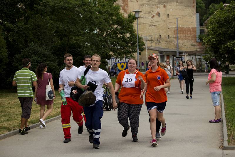 Soutěž v poskytování první pomoci na brněnském Obilním trhu. Střední zdravotnická škola Brno, Jaselská.