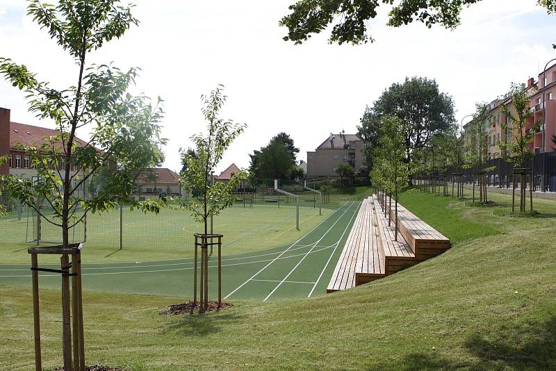 Fotbal, volejbal i badminton si mohou zahrát zájemci na multifunkčním hřišti za Cyrilometodějským gymnáziem v Lerchově ulici. Nově opravené sportoviště již provozovatelé otevřeli i pro veřejnost.