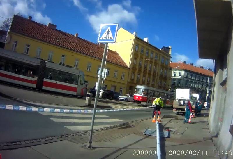 Silný vítr vyvracel stromy a lámal značky. S následky pomáhali brněnští strážníci.