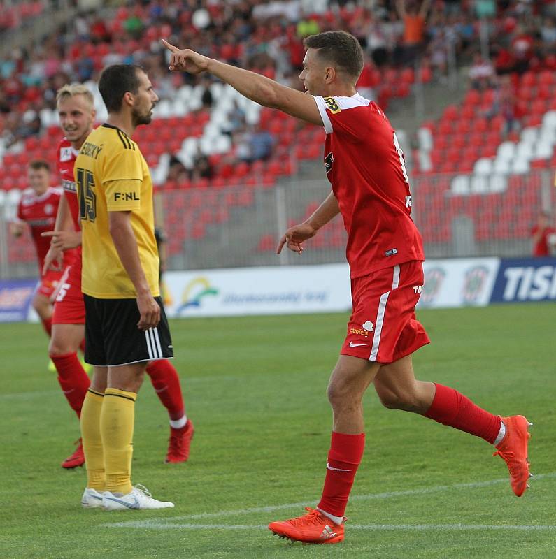 Fotbalisté Zbrojovky (v červeném) podruhé v novém ročníku druhé nejvyšší soutěže vyhráli. Doma zdolali České Budějovice 2:1.