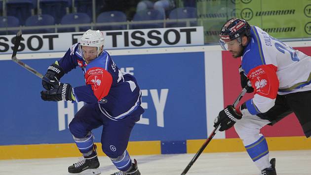 Hokejisté Komety v Lize mistrů. Na snímku Štencel (Brno) a Stalberg (Zug).