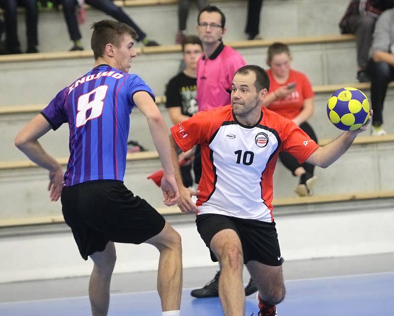 Jihomoravské korfbalové derby Brno (bílo-červené) vs. Znojmo.