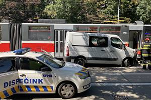 Ve čtvrtek kolem poledne zkomplikovala dopravní nehoda na Vídeňské ulici tramvajovou dopravu.
